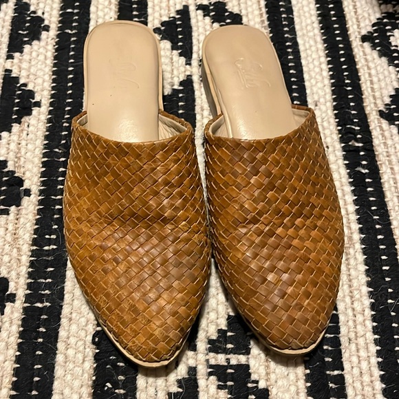 Sseko/Noonday Cloud Mules Clogs in woven caramel leather: handmade, fair trade - Picture 3 of 4